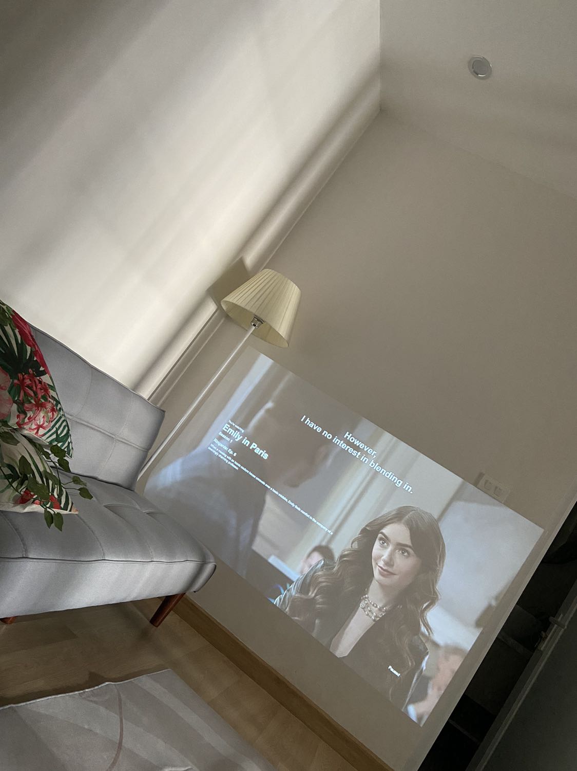 Mình hơi gặp rắc rối chút lúc set up nhưng xong rồi khi chiếu lên rất nét, hình ảnh miễn chê, chỉ có điều có vẻ ko thu phóng đc to nhỏ trên dưới mà k thay đổi vị trí đặt máy, nhưng nhìn chung vẫn đáp ứng đc nhu cầu của mình. Mong cũng sẽ bền.