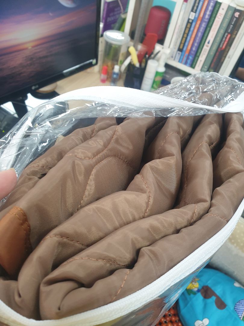 mền nhẹ, kích thước dùng cho cá nhân 1 người, chất liệu vải dù nên hợp khi ở phòng máy lạnh. màu sắc đẹp. mình mua mấy cái cho mấy bạn cùng văn phòng ngủ trưa tiện và thích. màu mình chụp ko đẹp như ở ngoài. mình đặt màu đỏ bầm nhưng giao màu đỏ gạch nên hình ko ra màu đỏ đúng nha mà thôi cũng ko vấn đề j với mình.