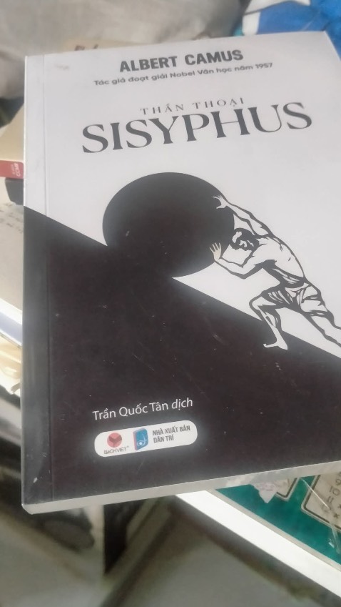 Albert Camus là một nhà văn mà mình rất thích tác phẩm của ông.
Mình đặc biệt thích bản thần thoại Siphyus lần này vì edit lẫn biên tập mọi thứ rất thích mắt. 
Chất lượng giấy cầm cũng chắc tay dù cả hai bản đã mua mình đều thích. 
Mình rất vui vì may mắn săn được những ấn bản vẫn còn của ông ấy trên Tiki và hầu như sách trên mình toàn mua ở đây.
Cảm ơn nhà giao hàng kiên nhẫn vì mình cứ bị lỡ do ngủ nướng hoài 😭
Tại giao nhanh quá đó mà, gất iu ạ