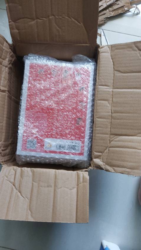 Thùng hàng khi giao thì bị móp, đóng gói cẩu thả sơ xài và sách bị cong gắp khi giao, nhân viên nữ trợ lý cá nhân thì thiếu sự chủ động kết nối với bộ phận đóng hàng khi khách yêu cầu, cô ấy phớt lờ yêu cầu và chỉ trả lời cho xong rằng cô ấy không liên quan đến đóng hàng, cá nhân tôi rất trân trọng từng quyển sách lúc mua.....khi nhận hàng khiến tôi cảm thấy rất thất vọng và nói chung dịch vụ khá tệ