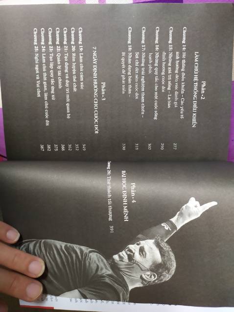 Sách bìa đẹp, nhưng chất lượng chưa phải quá cao cấp về độ bóng trơn có thể để lâu dài được. Nhưng sờ vào cũng rất thoải mái, không thô và ảnh hưởng đến tay khi đọc. 👍👍