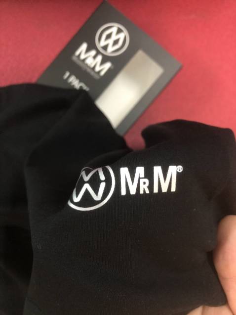 Sản phẩm đáng tiền, như kì vọng.
Shop cũng rất đầu tư cho nghiệm khách hàng, mình có đặt 1 chiếc áo cũng được đóng gói hộp đẹp, cưng. 
Chất liệu cotton mát, mặc co giãn tốt, thấm hút mồ hôi khá tốt. 
Chỉ thừa ít nhưng cũng có. Với mức giá này hoàn toàn chấp nhận được, giặt 1 thời gian rồi cảm nhận thêm về sản phẩm sau