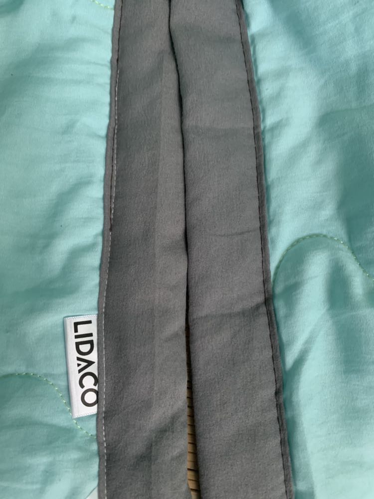 Ko mềm mại như quảng cáo, chất nylon nóng lắm, đắp mùa đông hợp lý hơn. Phát hiện thêm vấn đề ở phần tag sản phẩm cho thấy dấu hiệu hàng nhái, làm giả nguồn gốc xuất xứ cũng như nhãn hiệu là quá rõ ràng. Chăn thấy cắt chỉ để may tag vào sau đó may đè lại đường chỉ lại, đường may lại dúm dó, đường chỉ viền ban đầu là màu đen nhưng giật tag may lại là chỉ màu trắng. Làm ăn kiểu *** này mình hết sức bực mình. Mong tiki có hướng giải quyết cho mình trả lại hàng và hoàn lại tiền để mua sản phẩm khác tốt hơn và đúng giá trị hơn.