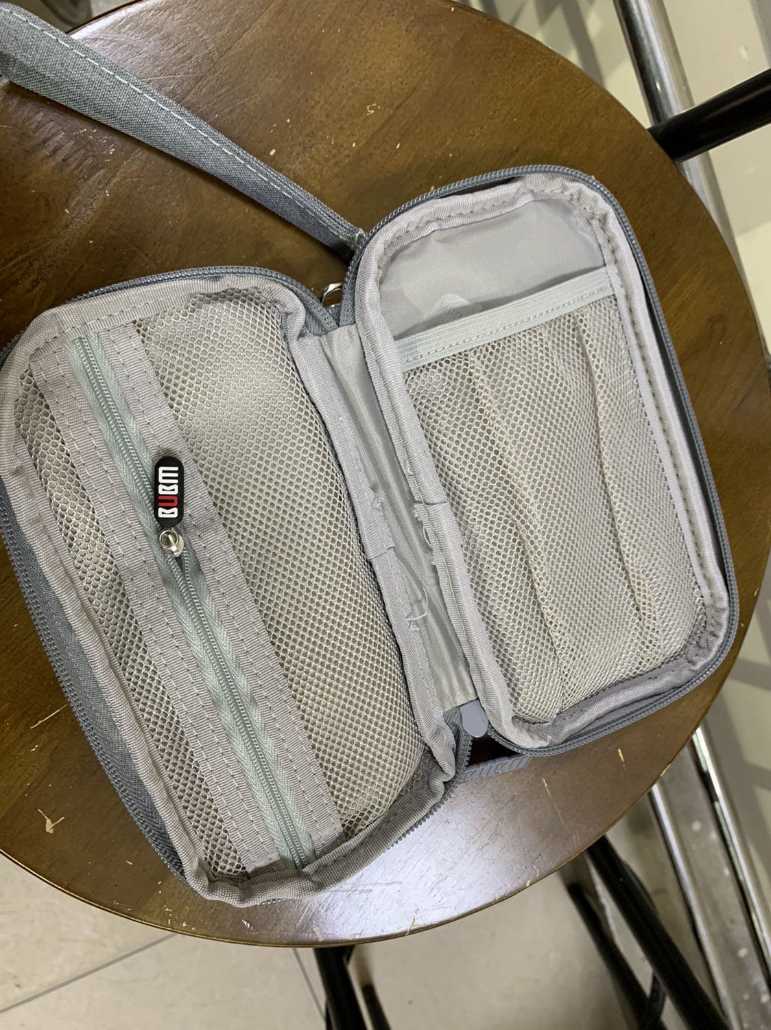 Túi nhỏ gọn, ổn áp, chất liệu chấp nhận được, nhiều ngăn để đựng nhiều dây, củ sạc nhỏ. Chống chỉ định chứa sạc cỡ lớn như sạc laptop vì bị phồng và cấn dây khó kéo khoá.
Về độ bền thì dùng một thời gian đã ời đánh giá tiếp.