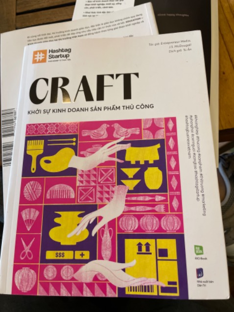 Sách đẹp, chưa đọc nội dung nhưng có vẻ hay. Dày hơn những cuốn khác cùng bộ. Ko được bọc bao nilon bảo vệ nhưng tạm ổn, ko bị bẩn đáng kể