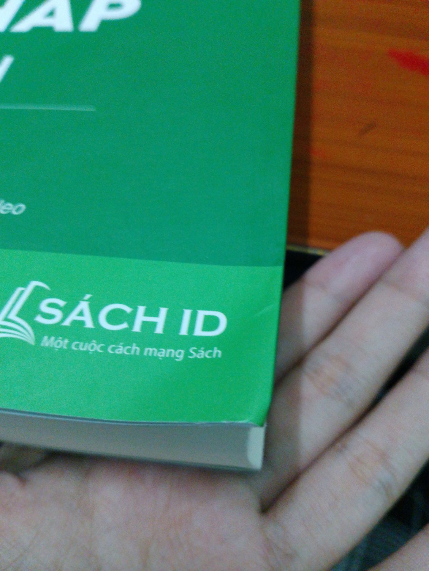 lần đầu mua của shop rất chi là OK nha, sách chính hãng đàng hoàng. Nhưng mà e góp ý một xíu là shop nên gói thêm một lớp chống sốc nữa. Cũng may giao tới ko sao chỉ hơi nhăn ở một góc nên bỏ qua, sách dày lắm, in chữ rõ ràng, trả id cũng đơn giản nên mua nhen