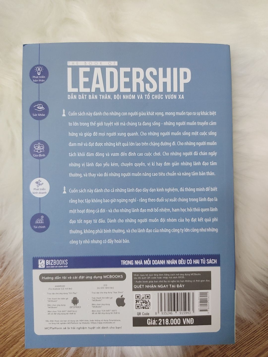 Đây là lần đầu tiên mình mua sách trên tiki. Đọc review có nhiều người bảo sách bẩn, chất lượng không tốt nên cũng hơi quan ngại nhưng vì đợt 14/10 giảm giá nhiều quá nên mình bấm bụng mua luôn :p Cảm nhận của mình sau khi mua hàng ở tiki là giao hàng nhanh chóng, mới đặt hôm qua hôm nay có trong khi dự kiến là 2 ngày nữa. Về chất lượng sách, phải nói mình là người khá kỹ tính khi mua sách nhưng những cuốn sách mình nhận đợt này (mình mua hơn chục cuốn) không có gì để chê. Sách đẹp, thẳng thớm, không bụi đáng kể, không quăn góc và một số cuốn vẫn còn trong bọc. Tuy cuốn này bị lỗi dính trang nhưng không sao, những cuốn sách trong nhà sách đôi khi cũng mắc lỗi này mà. Nói chung là sách đợt này mình  ưng lắm. Mong tiki đừng sale nữa!! ?