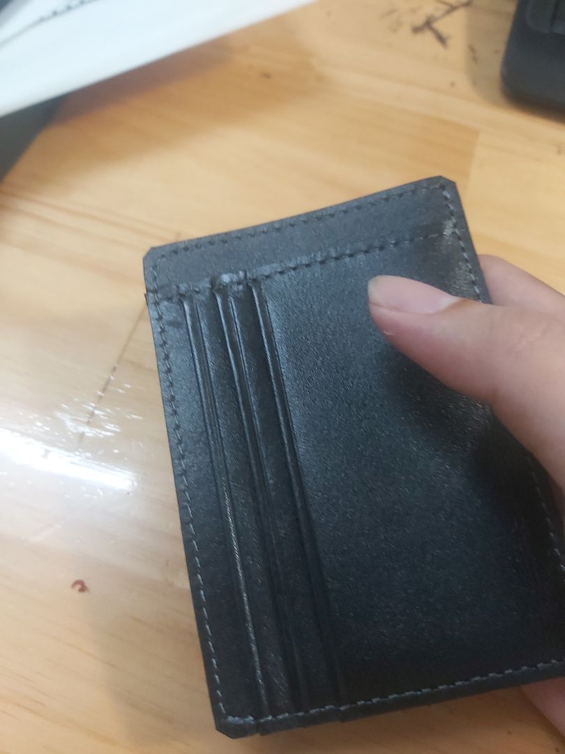 *Đánh giá: đây là lần thứ 3 em mua đồ bên đây, chất lượng khỏi bàn MUA 3 LẦN LẬN MÀ, shop tư vấn nhiệt tình, giao hành nhanh, giá ok hơn các chỗ khác nhiều, đóng gói bằng hộp rất chu đáo, có thư cám ơn và thẻ bảo hành, e mua sale được tặng thêm ví đựng card. Em sẽ giới thiệu cho gia đình và bạn bè ủng hộ shop. Full 5 sao
*Đóng góp: Nên làm thêm đồ cho nữ nha shop để mốt có thể mua biếu cho người thân.