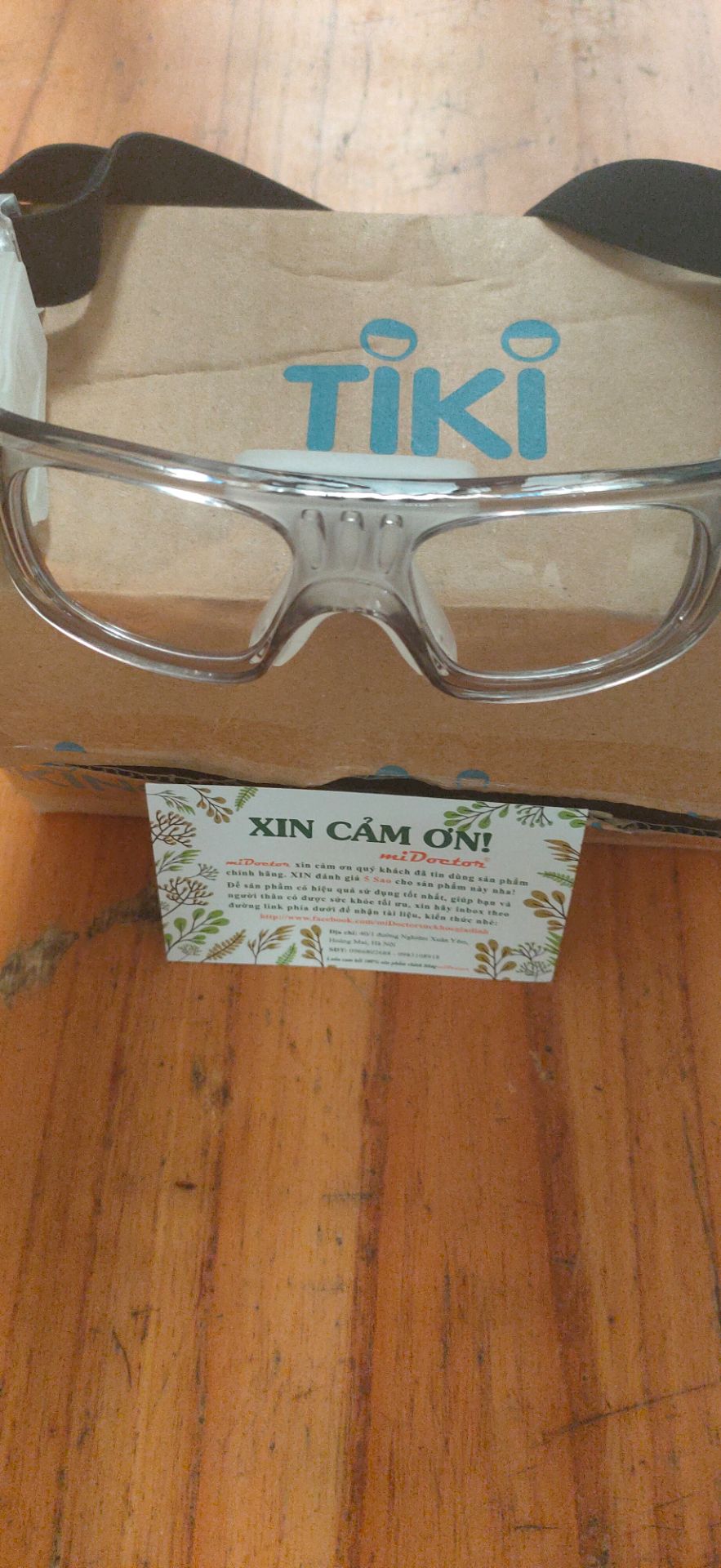 Mắt kính rất đẹp và chất lượng. Đeo kính vào nhìn thấy sáng tốt và không gây đau đầu. Dùng cho tất cả mọi người từ người lớn tuổi đến trẻ em đi đường chống bụi, mưa và chống nhiễm khuẩn. Nhân viên giao hàng tận tình và vui vẻ. Nhưng rất tiếc là không có hộp đựng kính để bảo vệ bên ngoài chống trầy xước mặt kính. Tôi vẫn rất hài lòng về SP kính này và giá cả rất hợp lý.