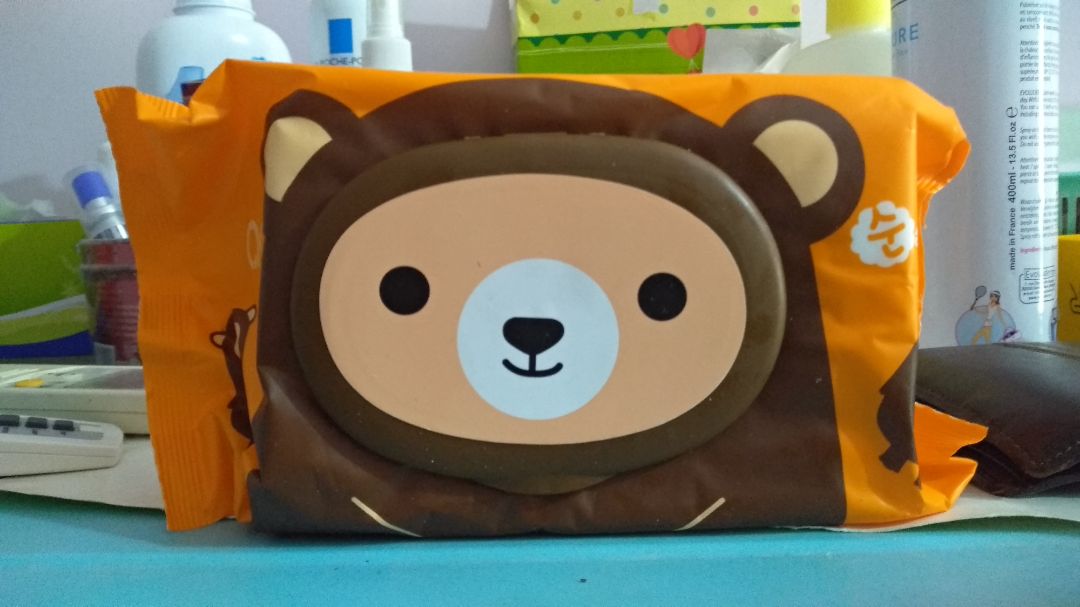 Khăn dầy, không mùi, khăn kéo ra dễ dàng điểm trừ là mở rồi thì độ ẩm của khăn sẽ giảm đi nhiều mặc dù vẫn đậy kín nắp.