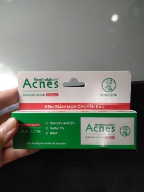 Chất lượng kem này thì mình mới dùng được 2 lần nên ko đánh giá quá nhiều được. Cơ bản thì thoa lên chỗ đang có mụn sưng lên thì thấy mụn bớt đau, kem thấm nhanh. Giờ thì giảm đỏ hơn so với lúc chưa xài, nên mình đánh giá 5*