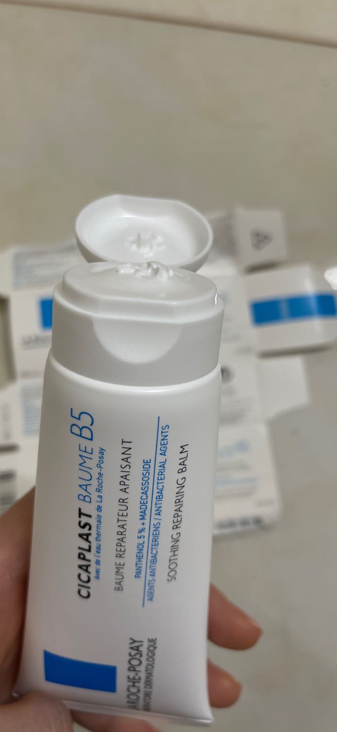 So sánh với B5 Laroche Posay chính hãng mua ở nhà thuốc thì từ đặc điểm vỏ tuýp đến chất kem đều khác. Chất kem chính hãng thấm nhanh, còn chất kem B5 của shop thì nhờn nhờn rích. Code trên vỏ tuýp kem và code trên hộp cũng khác nhau. Cần shop đưa ra lời giải thích, hy vọng ko tồn tại shop bán hàng fake trên Tiki, quá thất vọng