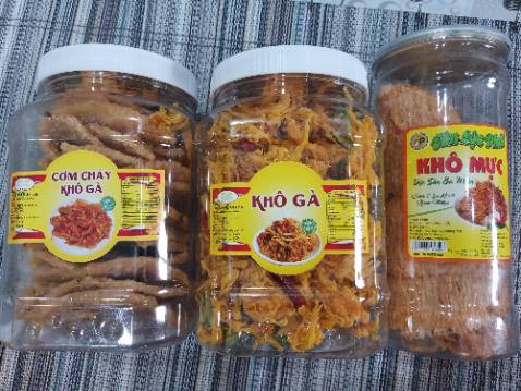 Gà ướt, vón cục nhìn không bắt mắt lắm. Khi ăn vị ngọt nhiều hơn nên lấn các vị khác. Lá chanh ít , bé không giòn. Do mình ăn nhiều loại khô gà khác nhau nên mình nhận xét vậy. Giá như khô ngon như khô trong cơm cháy thì ok.