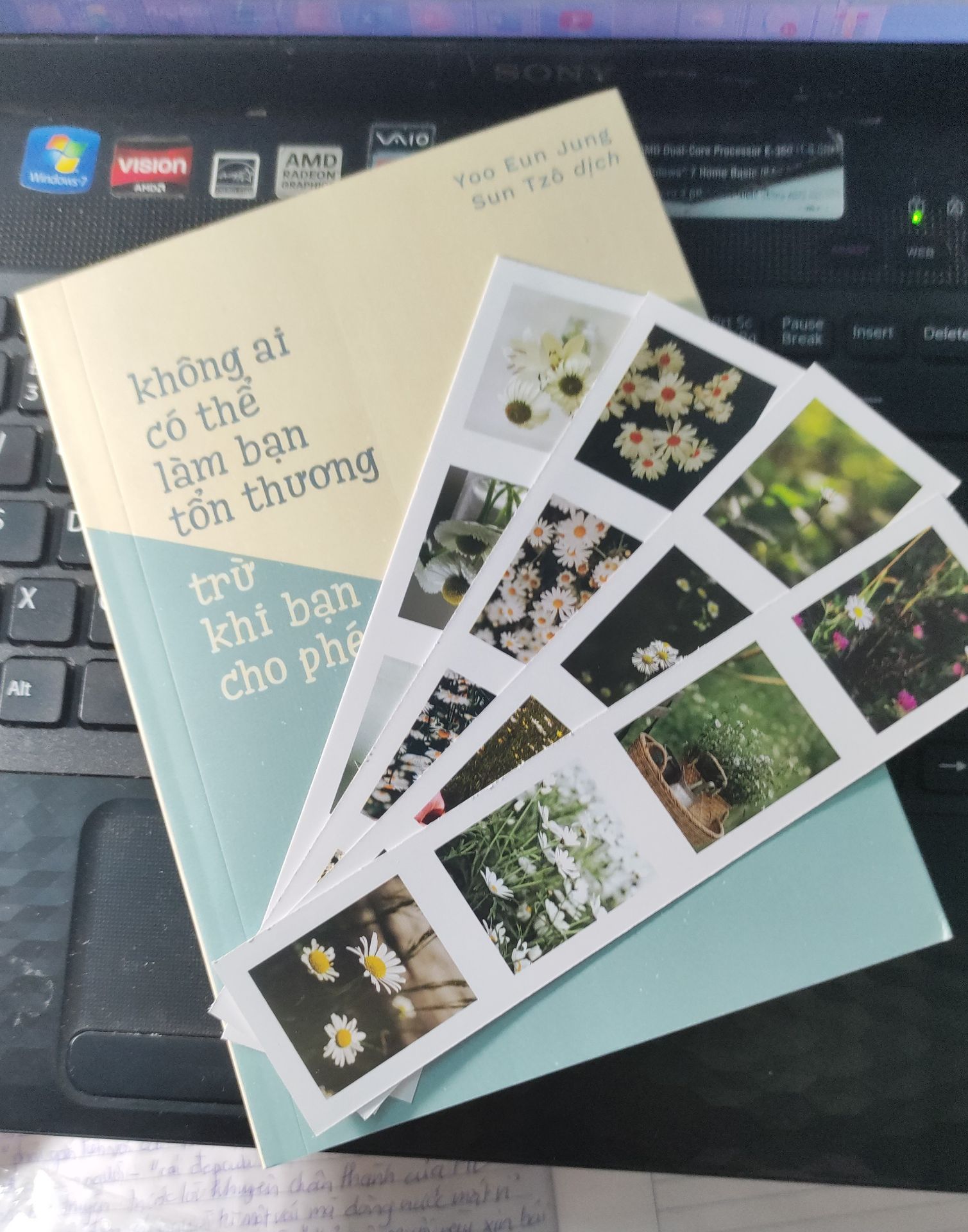 Tiki giao rất nhanh luôn, đặt và 4 tiếng sau nhận được hàng dù  không phải gói giao siêu tốc. Sách được bọc nilon cẩn thận nên thấy yên tâm lắm luôn. Shop tặng 4 chiếc bookmark hình hoa cúc siêu xinh, sách không bị rách hay nhàu gì. Cảm ơn shop nhiều 😍. Nói chung là đơn Tiki đầu tiên rất là ưng ý 😸.