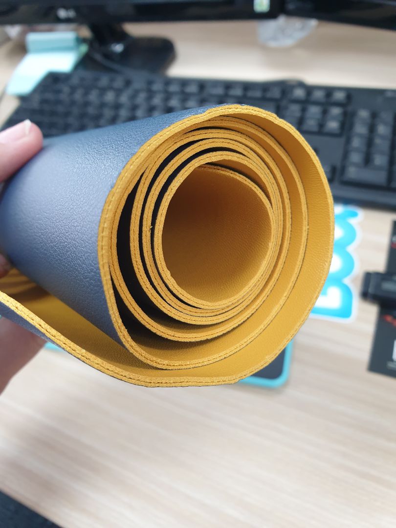 sản phẩm đẹp, size 40x80cm nên rộng thoải mái. có 2 mặt với 2 màu khác nhau để thay đổi. nhìn góc làm việc gọn gàng sạch sẽ nên rất ưng cái bụng