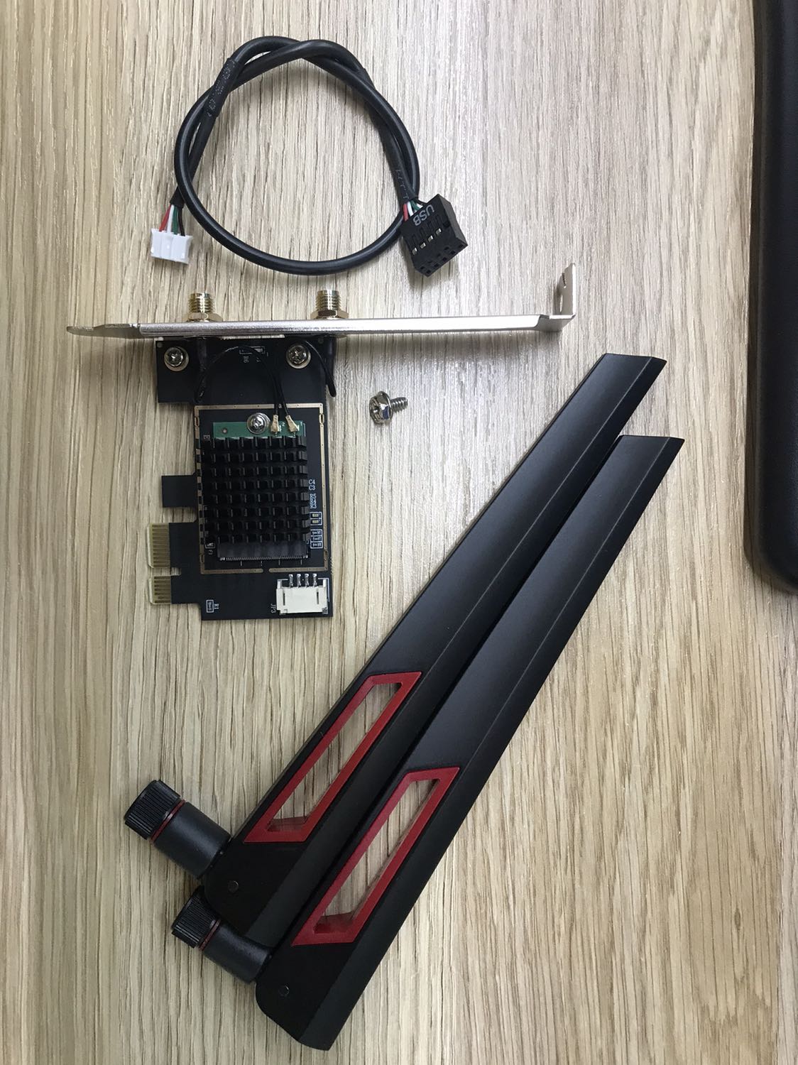 Chạy tốt, card nhỏ nhưng có võ. Lắp đặt và cắm dây xong thì cài phần mềm Intel® Killer™ Performance Suite tải từ Intel là có Wifi đời mới và Bluetooth xịn. Check trên Device Manager thấy hiện đúng thông tin sản phẩm.