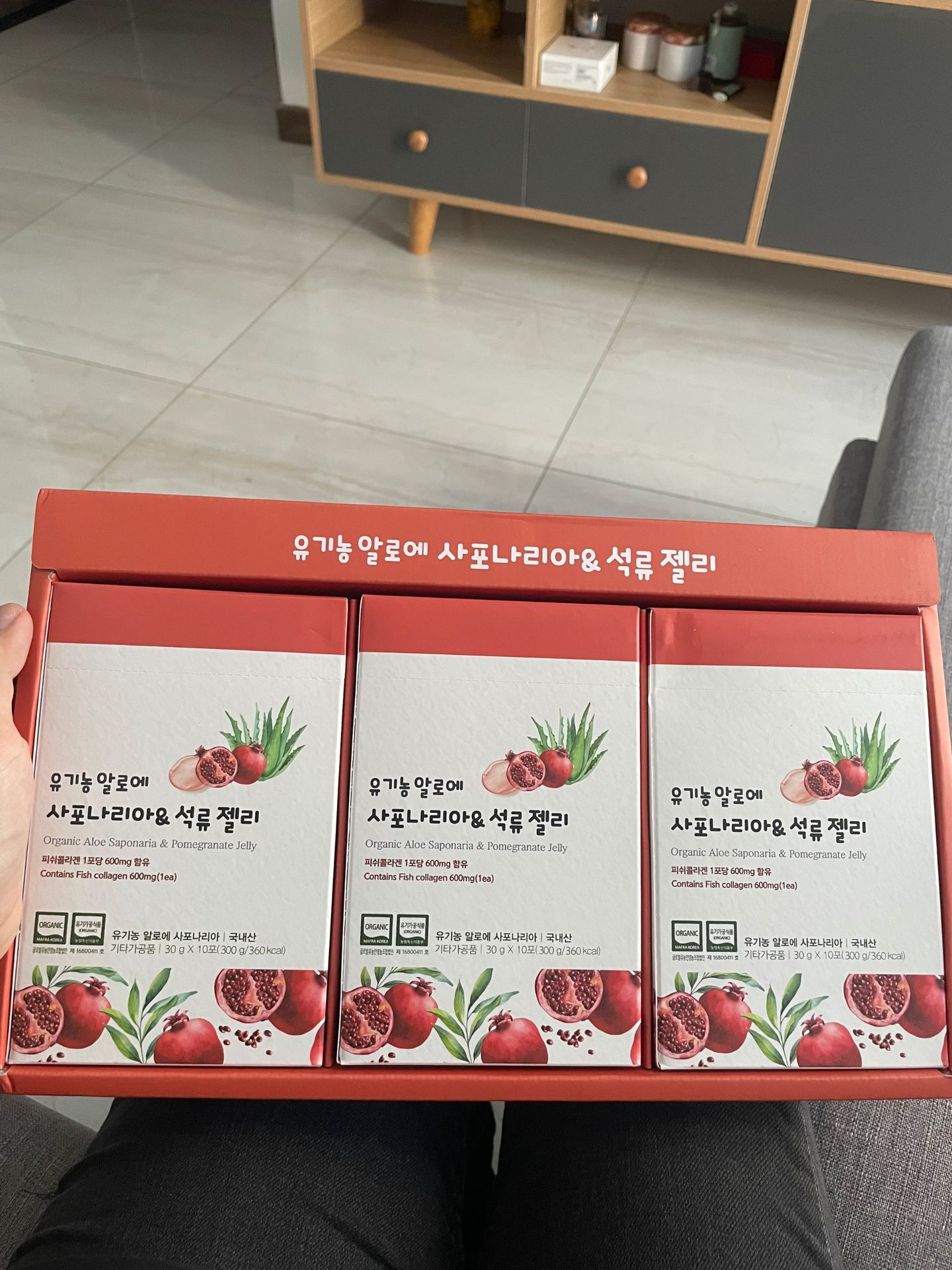 Thạch hơi chua nhẹ vì có lựu nhưng để tủ lạnh ăn ngon ,không quá chua như những loại thạch lựu khác ,sẽ ủng hộ shop thêm ạ