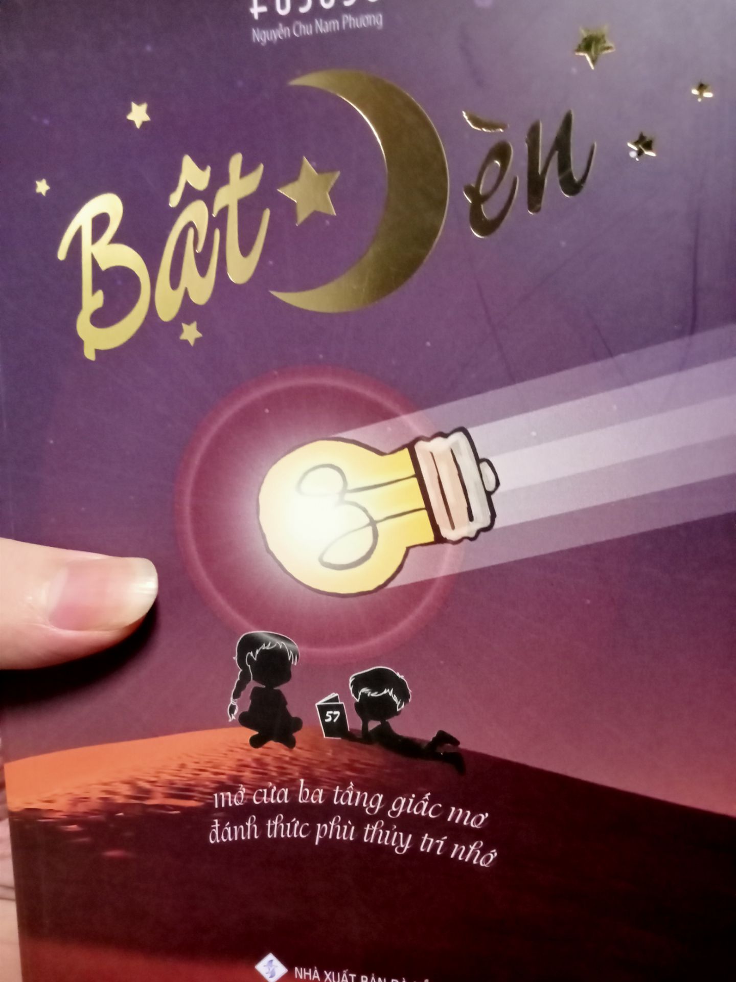 Đóng gói không có bọc chống sốc, góc sách bị móp, bìa sách trầy xước và bìa sách lõng lẻo. Sách này chỉ có thể là sách cũ hoặc sản phẩm trưng bày nên không được bọc nilon mới. Bookmark hàm ý chửi khách hàng ( tối đã mua sách thì có nghĩa tôi là người đọc sách mới mua nhà sách thiếu tinh tế!) Sản phẩm tôi nhận được không xứng đáng với số tiền tôi bỏ ra yêu cầu nhà sách tôn trọng khách hàng yêu cầu nhà sách cung cấp sách mới. Tiki có thể xem xét lại việc kinh doanh của nhà sách để không bị ảnh hưởng tới các sản phẩm - dịch vụ khác!