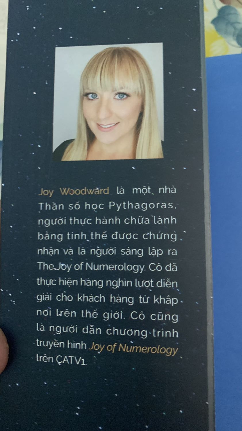 + về Tiki: luôn nhanh và chất lượng, da best
. Mới đặt lúc sáng sớm 2 giờ sau đã có.
+ về nội dung sách: (mua về mình đọc 1 lèo xong luôn)
-Sách trình bày đơn giản dễ hiểu
- Nội dung thì sơ lược nên rất phù hợp với những người mới bắt đầu tìm hiểu
-So với Nhân số học của cô Lê Đỗ Quỳnh Hương thì không đi sâu vào từng mục nhưng mình thấy 2 cuốn này có thể bổ trợ cho nhau, vì cuốn Nhân số học còn thiếu vài mục mà sách này nêu lên.
- cuối cùng là mình thích cuốn này vì nó kết nối được nhiều thông tin liên quan tới Tarot và Chiêm tinh. 
Kết luận lại: rất đáng mua