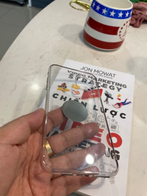 Ốp mỏng nhẹ, vừa khít với máy, mới xài 1 thời gian ngắn nên chưa thấy đổ màu vàng, hy vọng là sẽ giữ nguyên chất lượng như thế này!