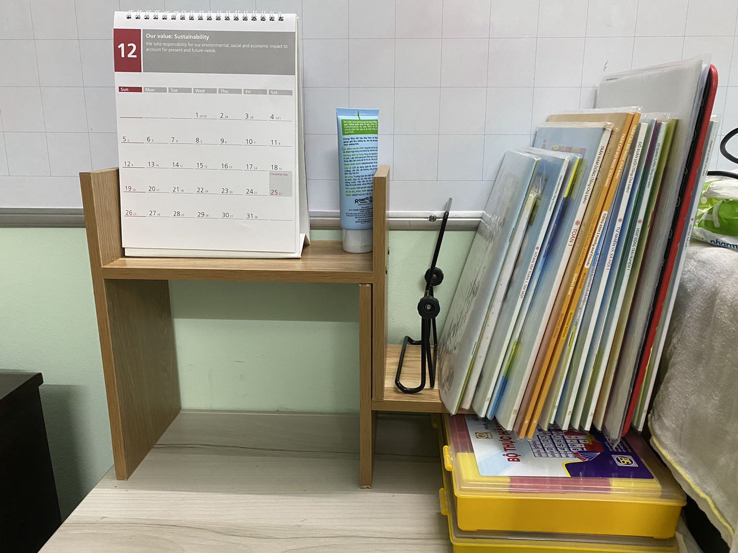 Kệ đẹp trong tầm giá. Có vài góc bị bung ra nhưng chấp nhận được. Mua được sale giá tốt