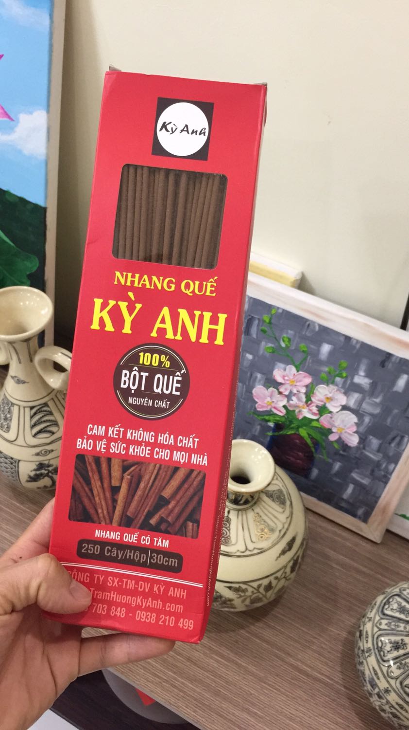 Thơm mùi quế, hương cháy tốt, nhưng nhiều khói. Tăm nhang cần có 2 màu lựa chọn vì mình ko thích dùng tăm đỏ, dc cái cháy đến đâu rụng tàn tới đó là vừa ý giống các loại nhang mình đang dùng. Các bạn nhà rộng hoặc phòng thờ riêng mua là ok ko cần lăn tăn đâu.