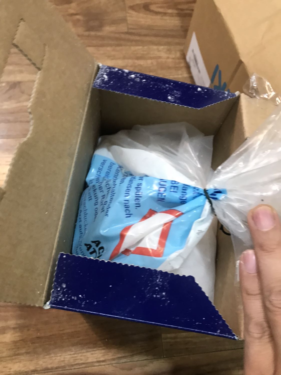 Hàng đóng gói quá thủ thông như thế này chắc chắn là hàng không chuẩn. Bột vùng ra ngoài hộp. Đề nghị đổi trả