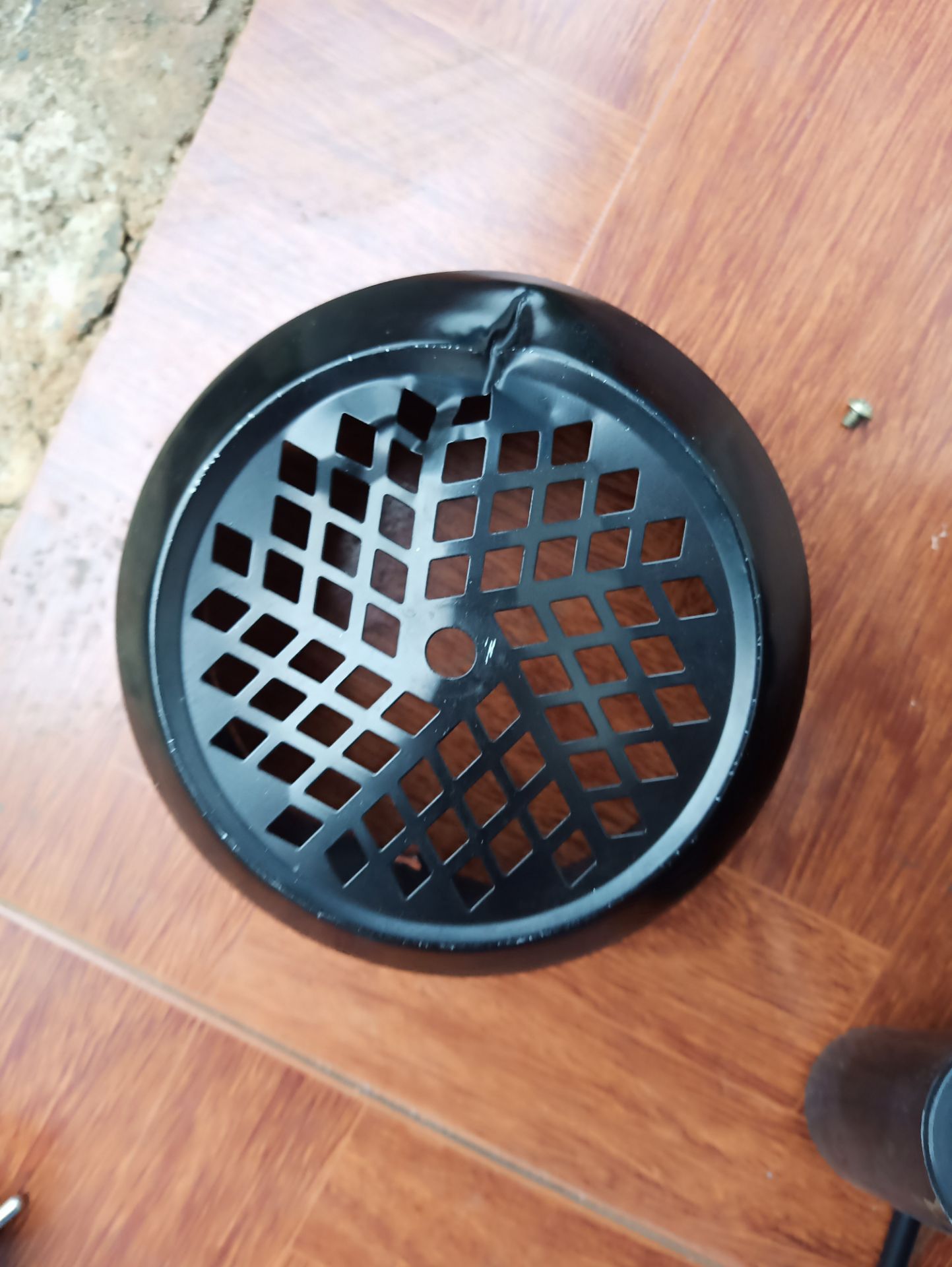 Phụ kiện đầy đủ, đóng thùng xốp mà vẫn bị móp 1 góc chỗ nắp bảo vệ quạt gió. Mình mà không để ý cắm điện vào quay là gãy hết cánh quạt rồi. Mình phải tháo ra gò lại, nhìn hơi xấu. Máy hoạt động tốt, độ ồn ổn, lực xịt mạnh. Độ bền thì xài 1 thời gian mới biết.