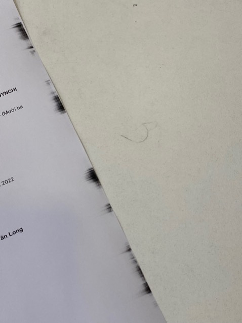 Đợt này giao cho mình loại mực khác. Mình bóc ra 2 hộp in đều bị lem mực ở mép. Không biết làm sao để hết luôn. Cây mực thì không đen đều, chỗ đậm chỗ nhạt. Đợt này giao cho mình loại mực khác. Mình bóc ra 2 hộp in đều bị lem mực ở mép. Không biết làm sao để hết luôn. Cây mực thì không đen đều, chỗ đậm chỗ nhạt.