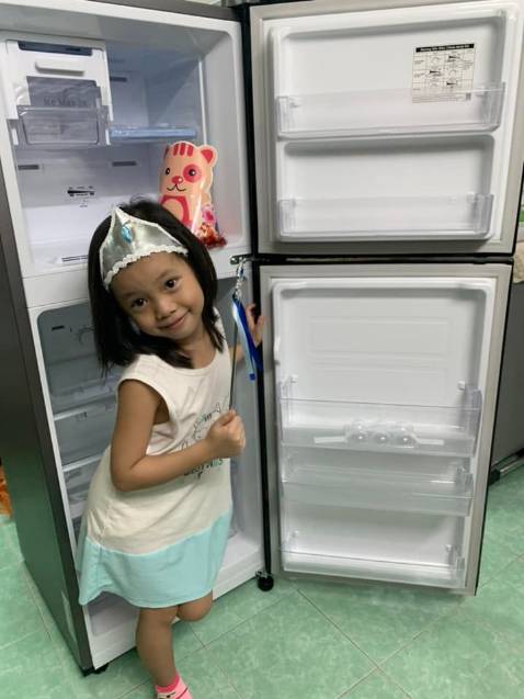 Mua từ 27.10.2021 tới nay là gần 1 tháng rưỡi, chất lượng 5 sao, giao hàng nhanh, tiết kiệm điện! Theo dõi hóa đơn điện 2 kỳ thấy ko nhỉn bao nhiêu cả! Góc nhà sang trọng hẳn lên! Nóc & cánh tủ lạnh có thể trang trí rất đẹp! 
Duy nhất cánh tủ dễ bám vân tay, dấu tay để lại nhiều là hông zui lắm thoai ah! 4,5 sao nhưng cho 5 sao luôn để ủng hộ SAMSUNG - KOREA vì đặt nhà máy ở VN nà!