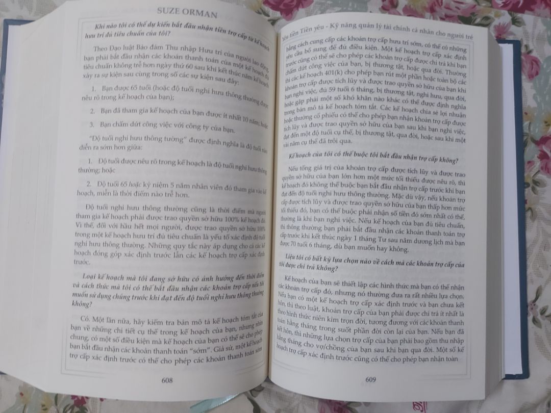Sách của Suze rất hay, riêng cuốn này bìa cứng và rất dày (5cm) so với các cuốn khác của Suze (2 - 2.5cm). Nhưng thiết kế cá nhân mình thấy ko thoải mái lắm, lề trang khoảng cách quá nhỏ làm mình cảm thấy nặng nề và khó đọc. Nội dung thì rất hữu ích về quản lý tài chính cá nhân cho người trẻ