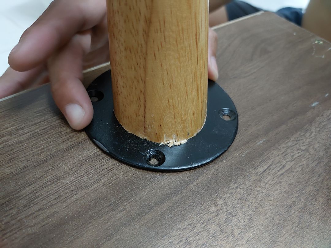 hàng chán ko bắt ốc vít sẵn, cửa kệ thì mở ra vào khít cứng ko mượt