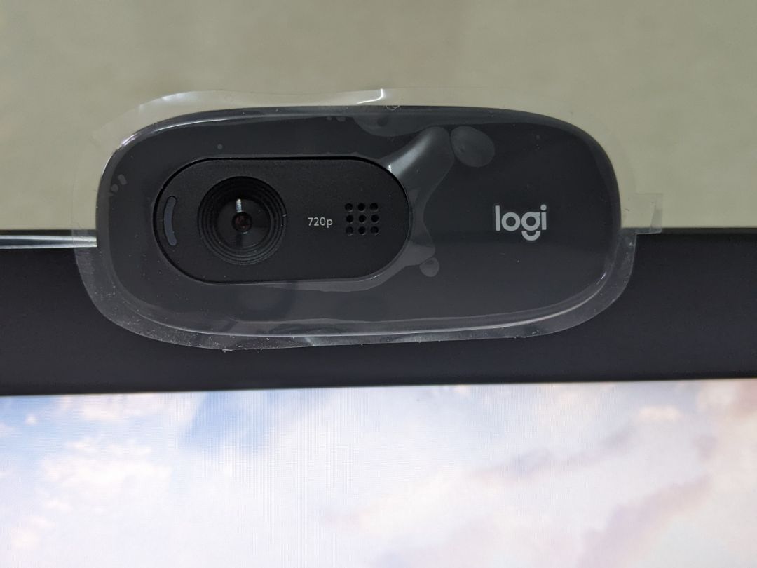 Webcam dễ sử dụng, cắm đầu usb vào máy tự nhận là dùng được luôn. Chất lượng hình ảnh ổn để học online. Giá lúc mua là rẻ nhất so với chỗ bán khác. 
Giao hàng nhanh, nhưng chắc do đồ điện tử giá trị thấp nên Tiki đóng gói sơ dài, hộp giao tới móp méo, hộp Webcam nhỏ, mà cái hộp Tiki to, chèn chút bọc nilon thừa nên lỏng lẻo.