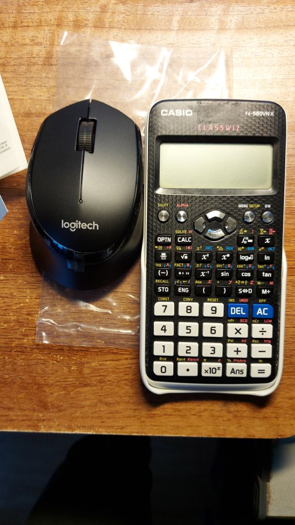 Tính mua mẫu này lâu rồi mà giá hơi cao, may có đợt sale giảm được kha khá. Kích thước tổng thì to nhưng nhìn chung vẫn là bé so với tay mình. Tiếng click chuột gần như không thấy. Chất liệu nhựa dày, cứng cáp.Con lăn mượt.