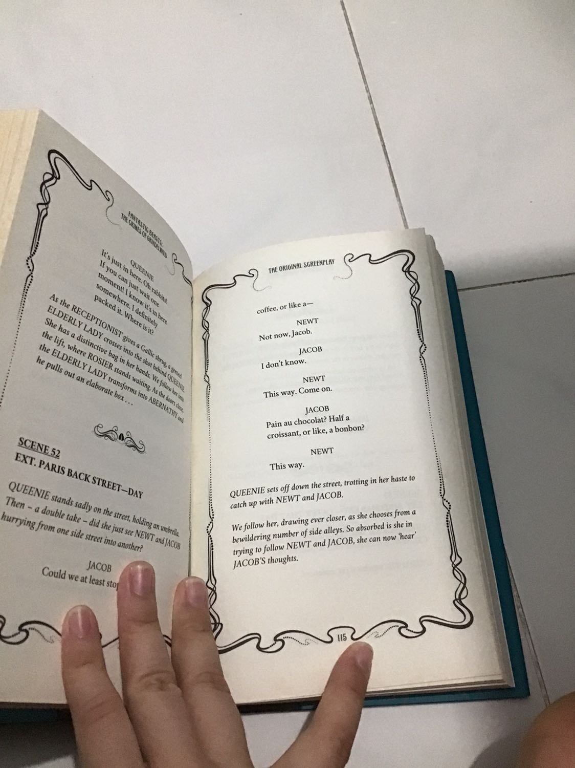 Lúc mua không để ý kỹ bìa. Quyển này chỉ đơn giản là Screenplay của bản này thôi. Đọc khá khô khan. =)) 
Và sách cũng khá cũ.
