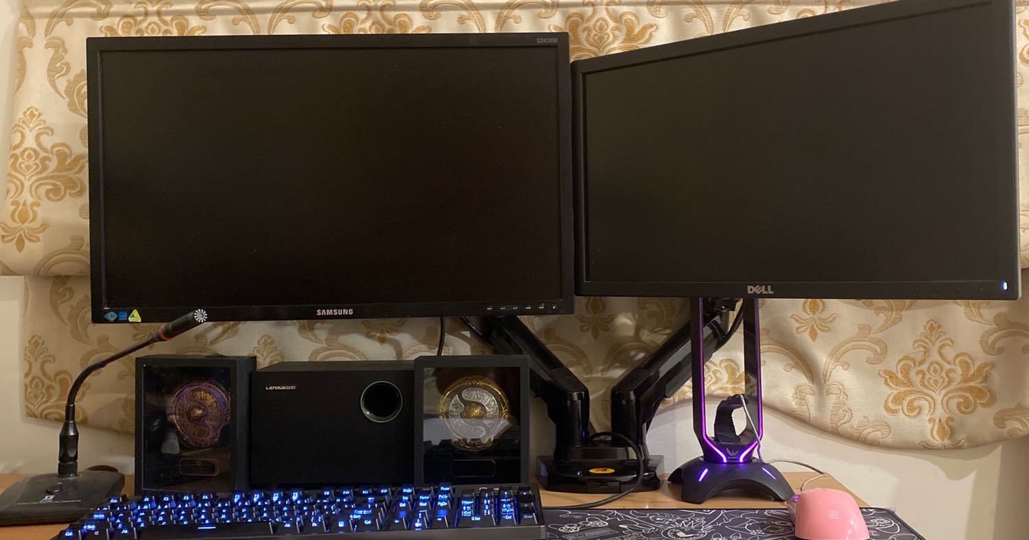 Hàng chắc chắn, đẹp. Lắp lên gọn hẳn bàn lại.
Điểm trừ là khi lắp màn lên tay vẫn có xu hướng nhấc 2 màn lên cao nhất ->  chỉnh góc là ok nhưng muốn tốt hơn thì đắt hơn nhiều nên vote 5 sao