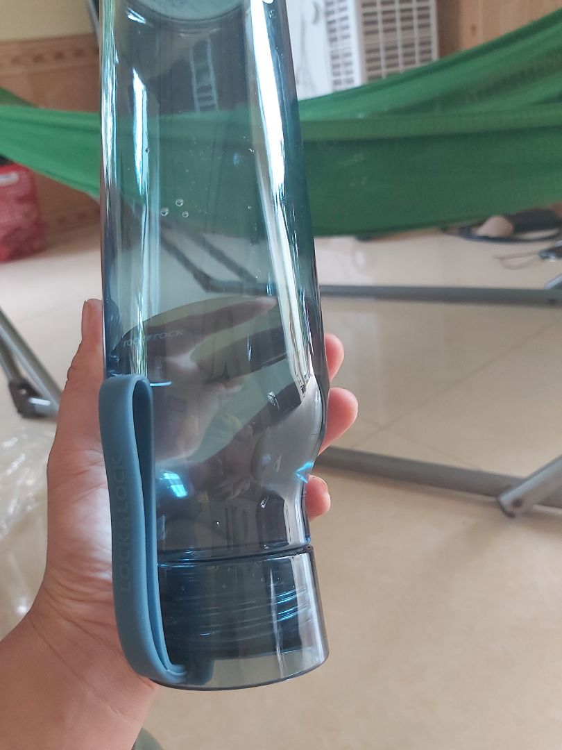 Mình vừa nhận hàng và bước đầu có một số đánh giá sau:
+ Về màu sắc thấy giống với mẫu
+ Về hình dáng thấy bình nhỏ gọn thuận tiện cho hs mang trong balo, cầm chắc tay, dây ở nắp chắc chắn, nắp bình khi xoáy chặt không bị dò nước khi nghiêng bình.
+Tiki giao hàng nhanh so với dự kiến ,đóng gói cẩn thận. 
Mình đã mua nhiều loại bình cho con và lần này ưng nhất. Đã mua 2 cái cho con và t mua hộ 2 cái nữa.
