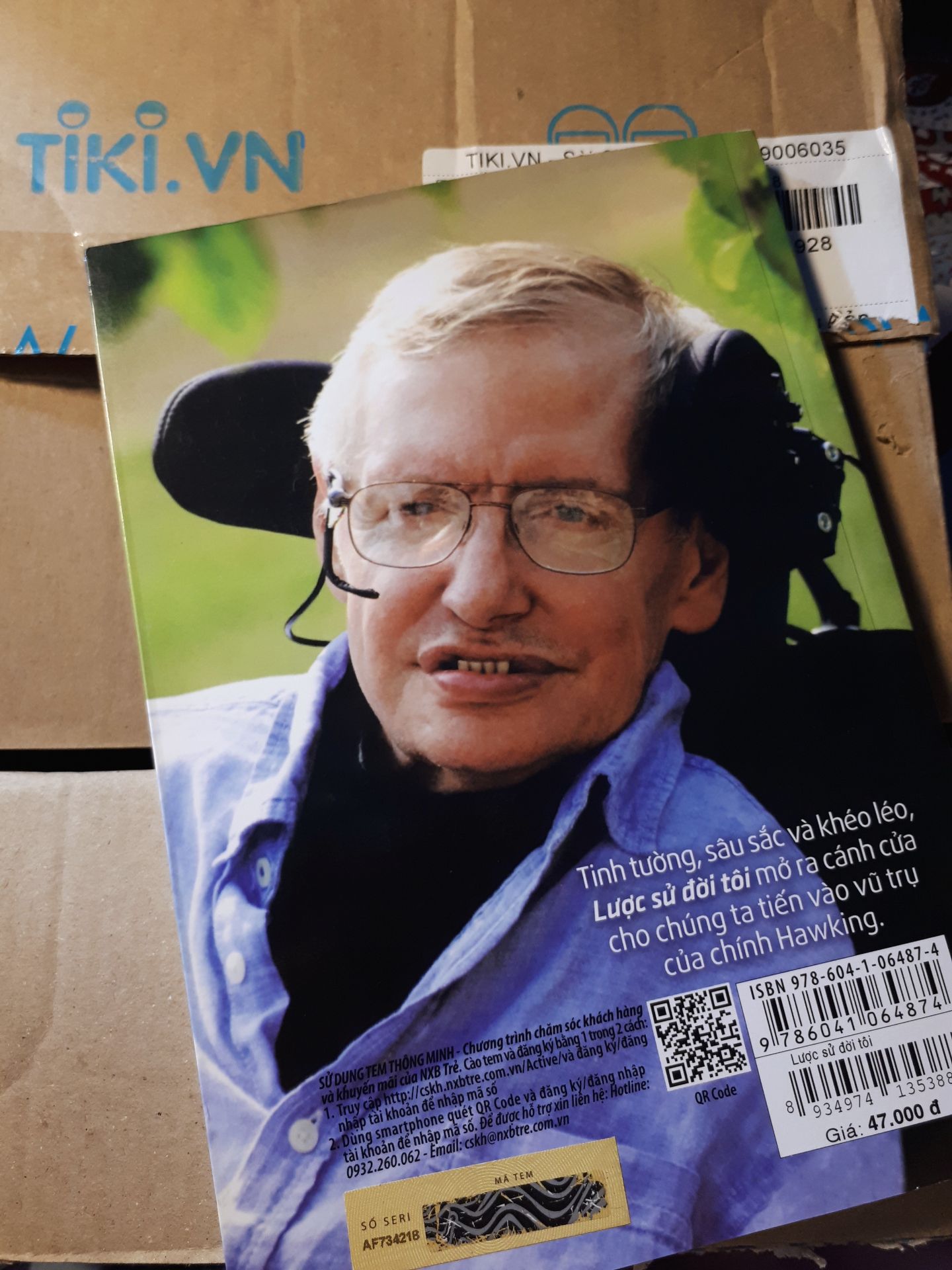 Đây là 1 cuốn sách rất hay và ý nghĩa kể về cuộc đời của Stephen Hawking, rất đáng để đọc. Mình rất hài lòng về dịch vụ giao hàng, đóng gói và chất lượng sản phẩm của Tiki, sẽ luôn luôn ủng hộ Tiki!!