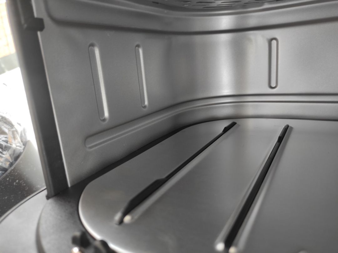 Giao sản phẩm cũ, có trầy xước và dính bẩn. Do đang cần gấp để làm quà tawngh nên nếu đổi trả sẽ mất thời gian. Nên mình chấp nhận coi như mua đồ cũ. Tốc độ trả lời tin nhắn của nhân viên hỗ trợ cực chậm, chờ tin nhắn trả lời mà mòn mỏi. Chỉ mua lần này thôi. Sử dụng xong hết tiki xu thì mình xoá app. Chất lượng dịch vụ quá tệ