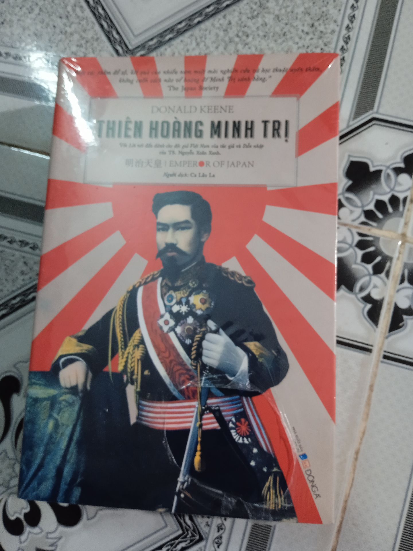 Cuối cùng cũng đến tay. Cuộc đời nhà quân chủ kiệt xuất Nhật Bản đã bắt đầu qua hơn nghìn trang giấy. Người đặt nền móng cho đế quốc Nhật Bản - con rồng Á châu xưng bá suốt thế kỷ 20 với lãnh thổ trải dài từ Bắc xuống Nam.
