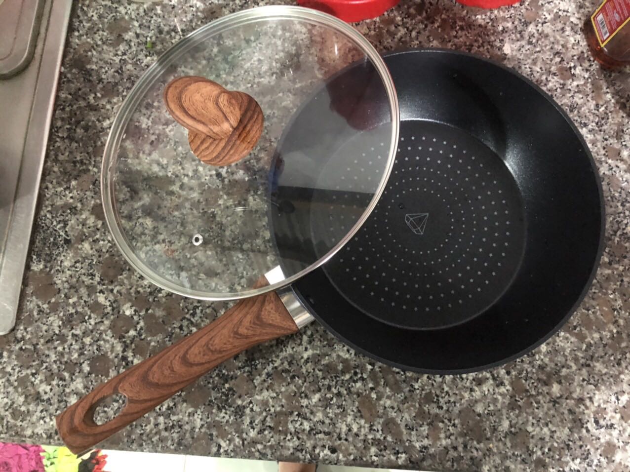 Sản phẩm giao nhanh, đóng gói chắc chắn
Chảo cầm nặng tay, nắp kinh nặng vừa tay ko bị phụt hơi nước. Mình mua size 26cm nhưng chảo sâu lòng hơn những loại khác nên thể tích lớn hơn hẳn. Mình rất thích