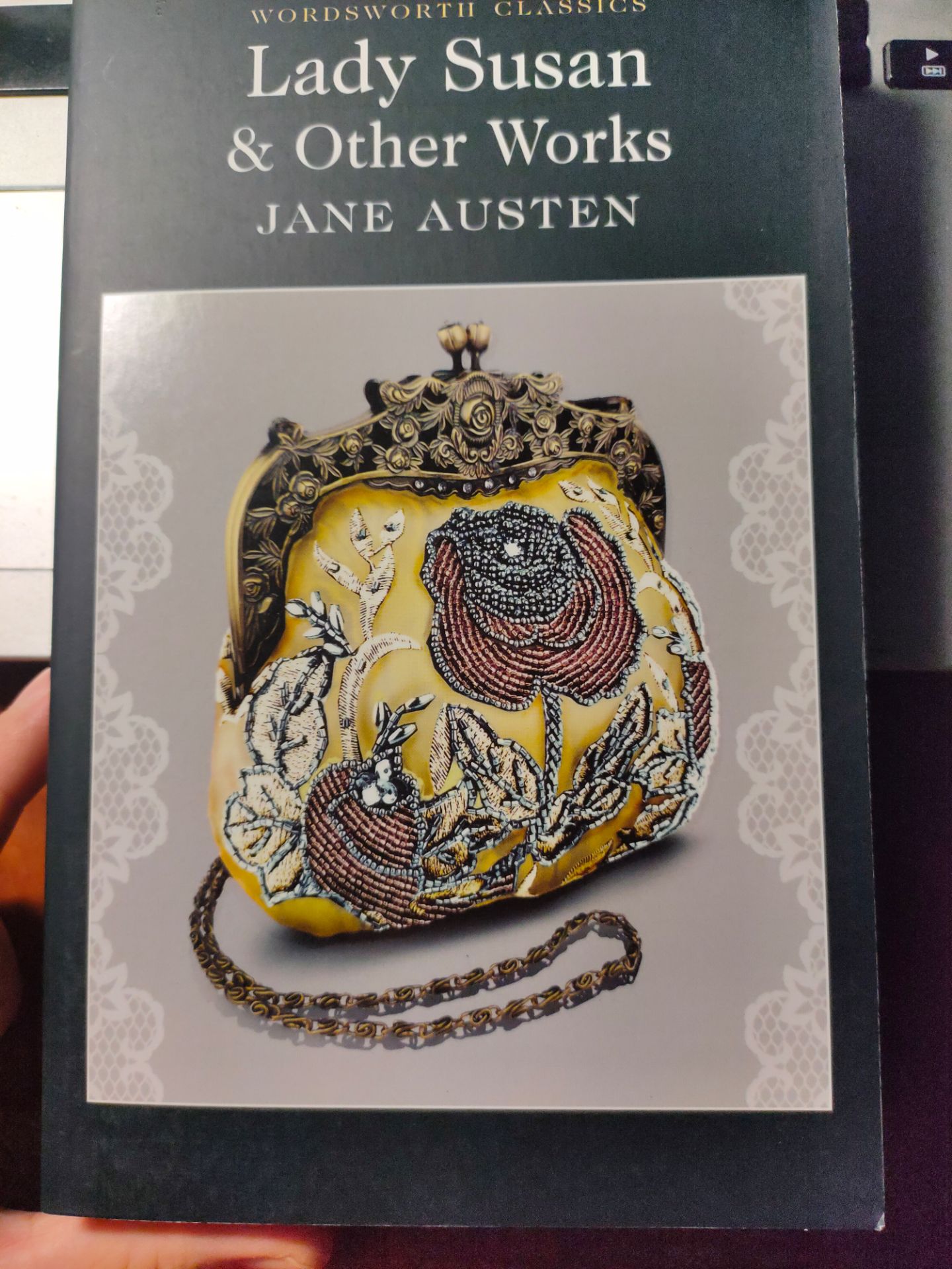 Do chưa có thời gian đọc nên mình review phần hình thức trước. Các phiên bản của Wordsworth Classic đều có chất lượng in tốt, dễ đọc nhưng hình thức hơi chán. Sách này trình bày hết những tác phẩm còn dang dỡ cũng như viết hồi còn nhỏ của tác giả nên chủ yếu mang tính sưu tập, nghiên cứu hơn là giải trí. Nếu ai muốn tìm hiểu về tác giả kinh điển này thì lẹ rinh sách về nhà.