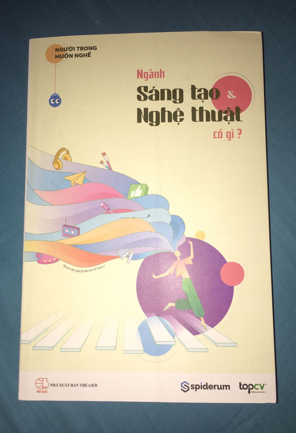 Uầy sách to với dày vl lun mìn ko có thói quen đọc sách nhưng thấy cuốn này phải “múc” liền mìn cũn chưa đọc nhưng thấy sách rất bắt mắt mua về ko bít bao h đọc hết nữa hihi >
