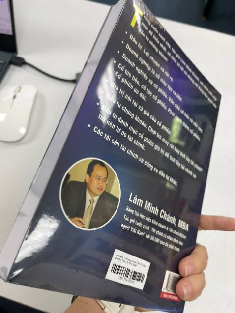 Giao hàng siêu nhanh, đóng gói Tiki thì khỏi phải bàn. Mình đã đọc cuốn tài chính cá nhân của ông tác giả Lâm Minh Chánh này rồi. Giờ là cuốn Đầu tư chứng khoán cũng của ông Chánh, thấy hình thức sách khá đẹp, hình ảnh trực quan, đọc dễ hiểu và có ví dụ minh họa. Sách khá dày, nhưng mình thấy đã tổng hợp hầu hết các kiến thức liên quan đến đầu tư. Mình nghĩ sẽ phù hợp với những người có mong muốn tìm hiểu đầu tư, nhất là trong tình hình hiện nay. Rất đáng đọc. Mong tác giả ra thêm nhiều sách hay.