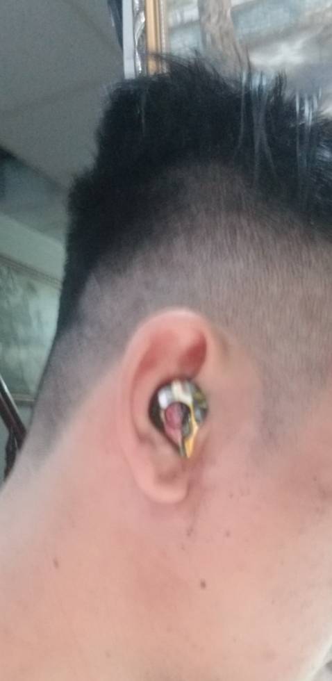 Đánh giá đầu tiền về sự chỉnh chu về hộp và bao bì mình cho 10đ rất có cảm giác khí bốc siu , còn về âm thanh thì pass hơi yếu không thích hôp để nge EDM , còn về pin thì trước mắt mình chưa sạc đầy vì mới nhận được chỉ mới sạc được 40% nhưng nghe thử tầm 30p còn 10% có vể không ổn trước mắt là vậy để sạc đầy lại thì mới 9 xác được và điểm trừ nặng là sạc nóng nha có cảm giác thiếu an toan khi đưa lên tai mà tai nghe lại nóng , âm thanh khi pin thấp thì hơi nhỏ chế đổ giảm ổn hơi kém nói trung cho 4.5 sao vì cài nhình đầu tiên khi mở hộp và với tầm giá này