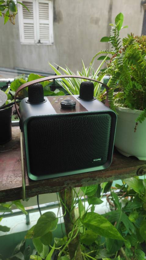 Loa chất, âm thanh hay ko tưởng, micro hát siêu hay, chỉnh nhiều chế độ, nói chung rất hài lòng, mang theo đi chơi gọn nhẹ, giá trung bình, hàng chất lượng, cho shop 10 sao