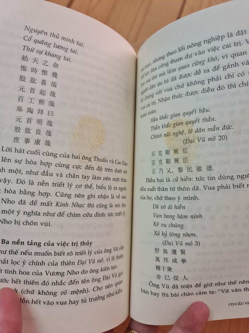 Nội dung thì hay nhưng chất lượng giấy và tình trạng sách thì quá tệ ?