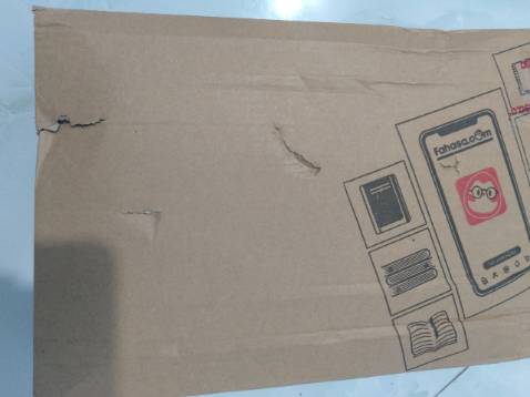 Fahasa cho một cái miếng chống sốc bự chả bá, bộ bài thì gất là đẹp. Fahasa đem bộ bài tarot hàng auth về VN với giá rất mềm nè. Hộp giao hàng bị thủng lỗ khá nhiều, về đc tới nhà mình chắc cái hộp cũng chống cự dữ dằn =))) Tuy nhiên mình thấy hộp bài có nhiều vết hằn, nhưng mà này chắc do bên xuất bản vì thấy seal nilon với lớp vỏ giấy ngoài gần như chả bị sao cả.