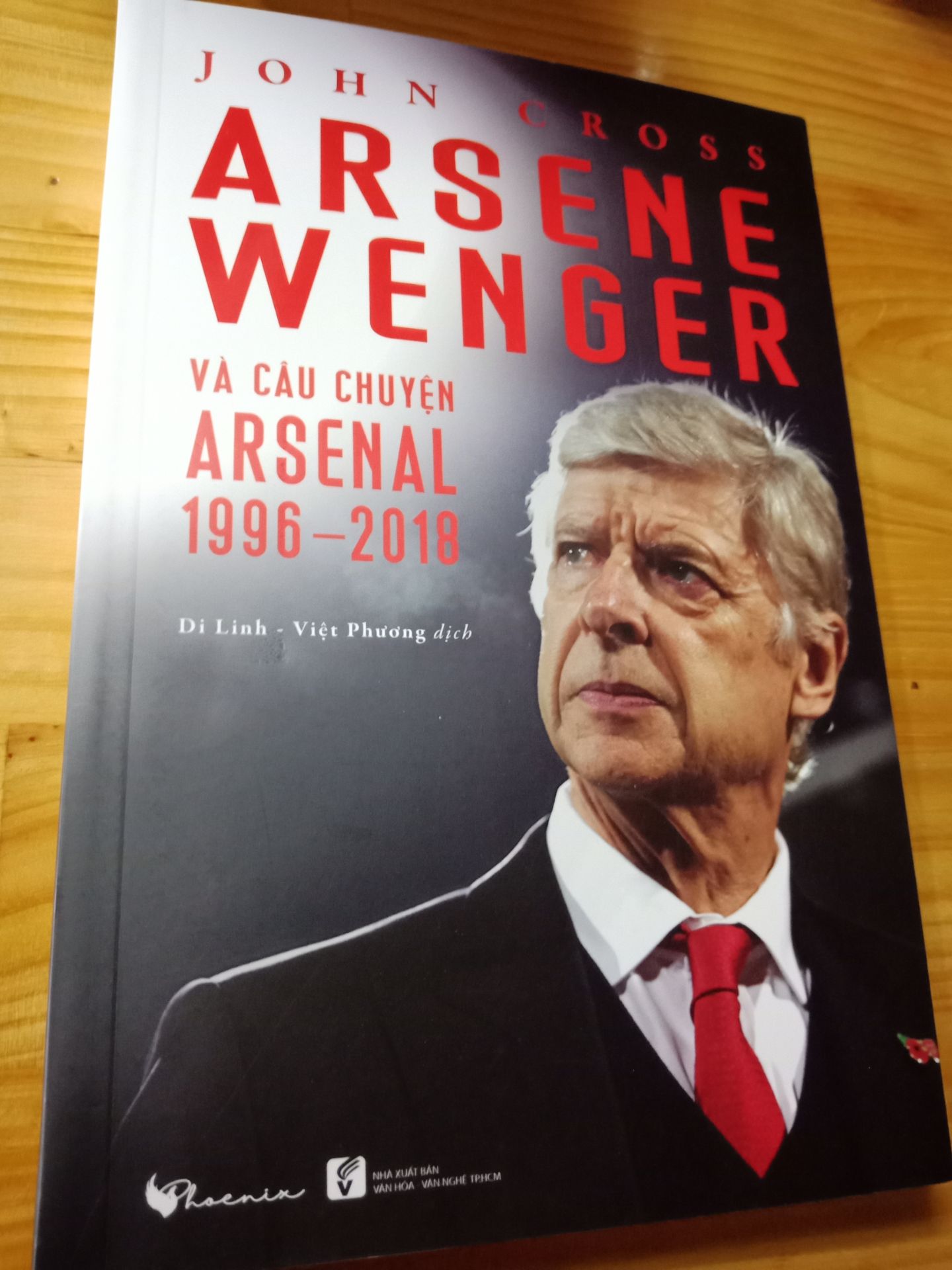 Cuốn sách tổng quan về Arsene Wenger tại Arsenal, được viết bởi nhà báo nổi tiếng John Cross.