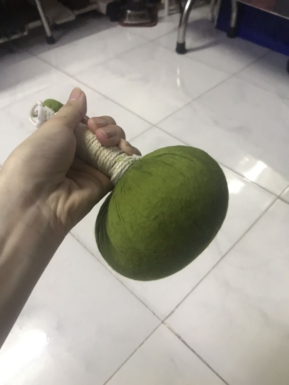 Quả bóng xài rất ổn, mát xa lưng và cổ dễ chịu
Theo hướng dẫn thì mình bỏ vào lò vi sóng 1phút nhưng không nóng lắm nên mình làm 4phút thấy nóng hơn, bọc một cái khăn mỏng rồi mát xa là ok, mọi người nên cẩn thận coi chừng bị phỏng nha